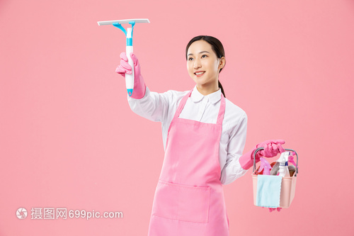 她力量 家政服务中的女性洒水清洁之美